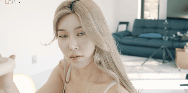 서서히 보여주는 카메라맨 이미지 #1