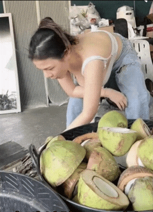 코코넛 손질하는 여직원 몸매 이미지 #1