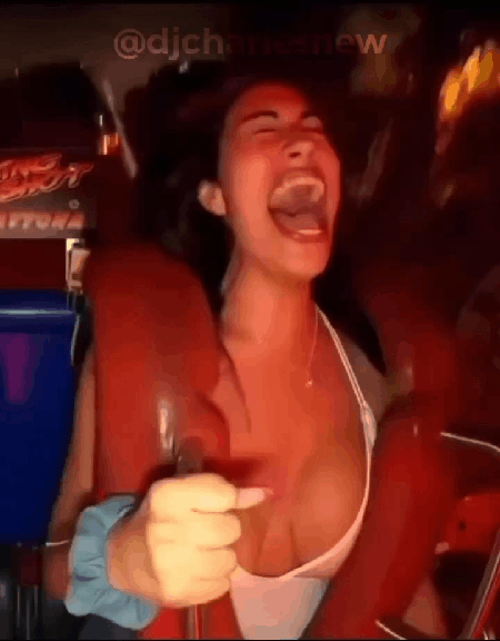 가슴 삐져나오는 놀이기구 이미지 #1