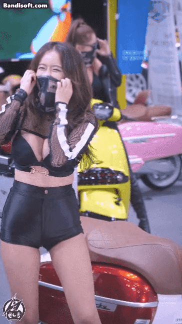 매력 터지는 레이싱걸 끼부리기 이미지 #1