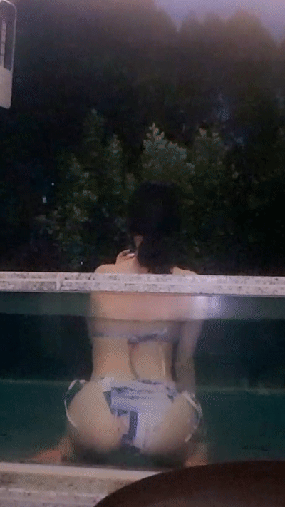 물에서 나오는 처자 뒤태 이미지 #1