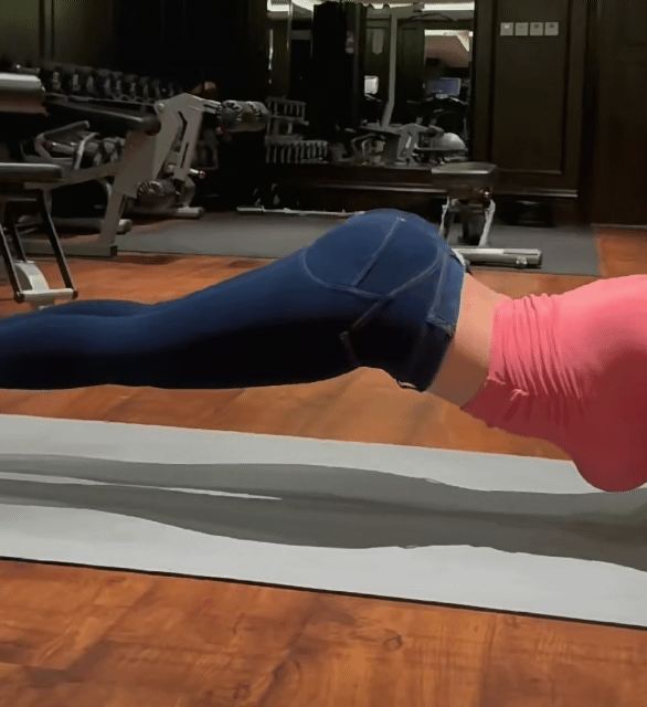 플랭크 하는 여대생.. 묵직하게 튀어나온.. 이미지 #1