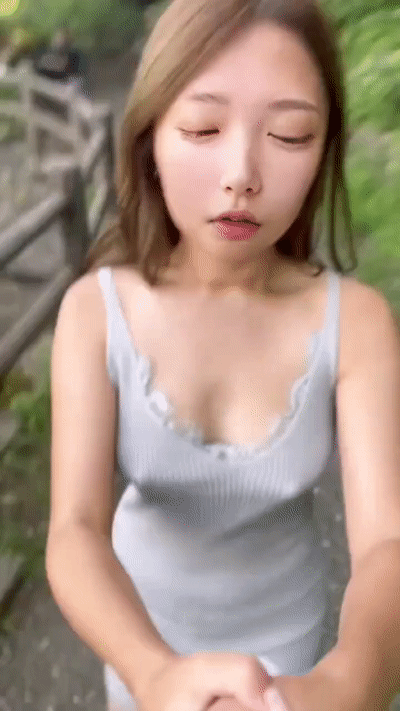 노브라로 산책하고 있는 여대생 이미지 #1