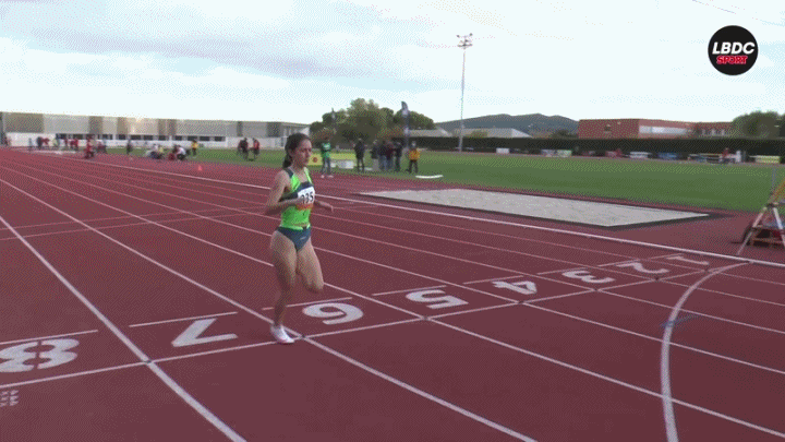 달리다 지쳐버린 여자 육상 선수 뒤태 이미지 #1