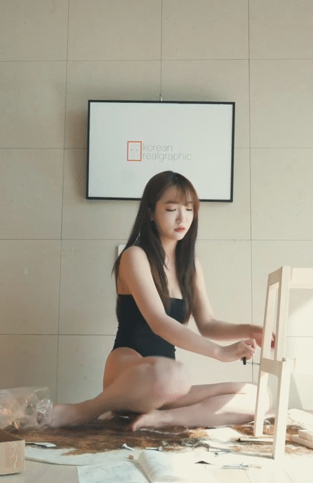 아래털 시원하게 밀어버린 이케아 가구 조립녀 이미지 #4