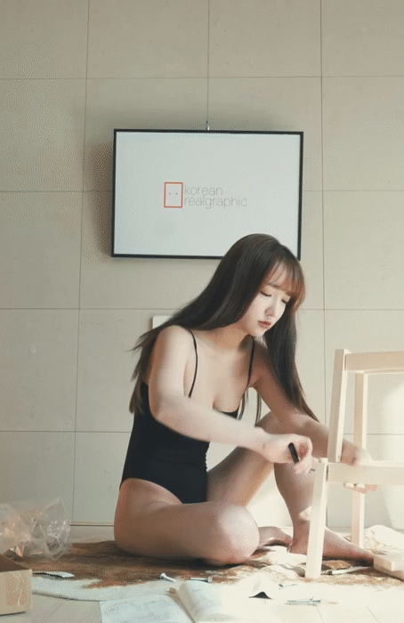 아래털 시원하게 밀어버린 이케아 가구 조립녀 이미지 #6