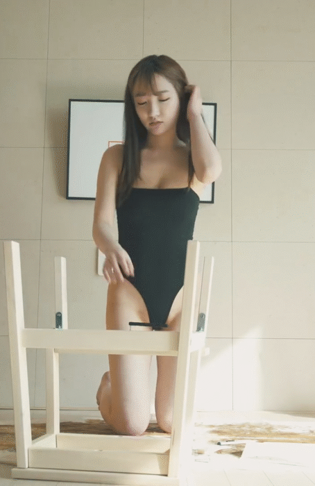 아래털 시원하게 밀어버린 이케아 가구 조립녀 이미지 #8