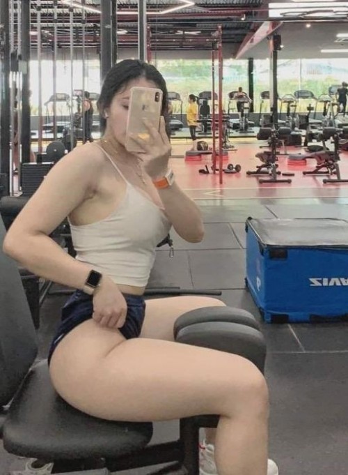 벅지 자랑 헬스녀 이미지 #1