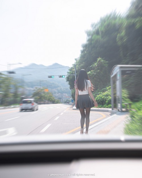정거장에 서 있는 여자 태워?? 말어?? 이미지 #1