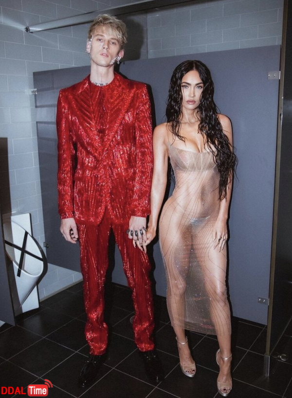 거의 벗고다니는 메간폭스 이미지 #1