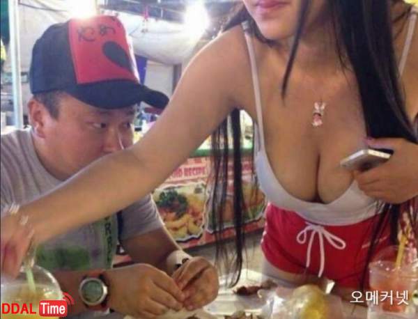 대놓고 가슴 뚫어져라 쳐다보는 거 보소 이미지 #1