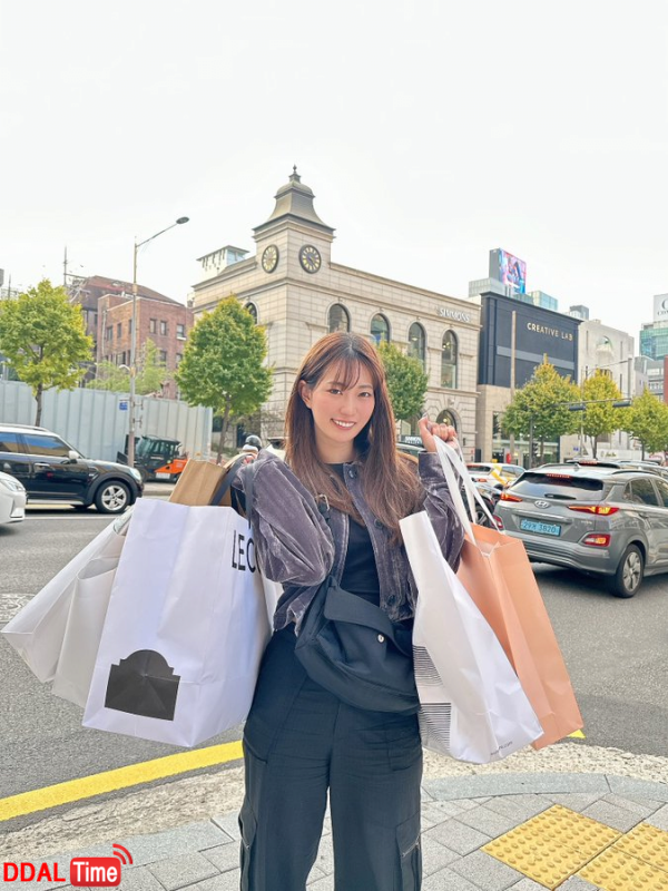 한국에서 간장게장 먹는 AV배우 이미지 #1