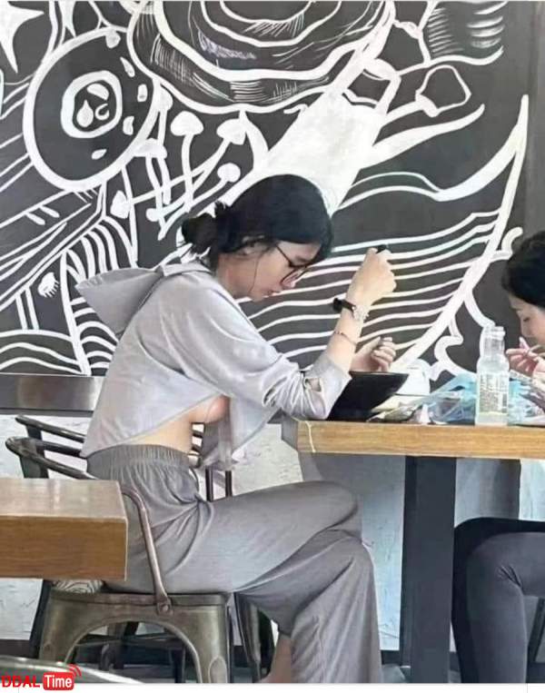 커피 마시는데 심상찮은 여성 이미지 #1