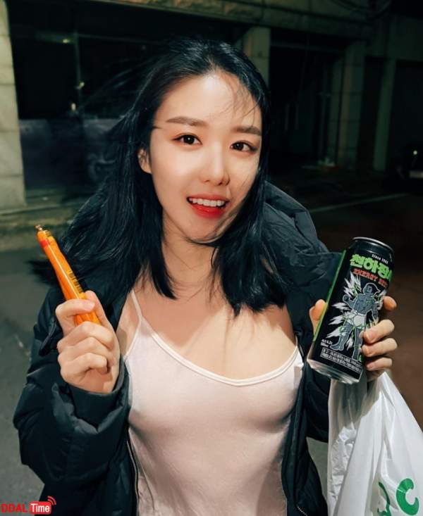 낮에는 평범한 직장인 이라는 여성 이미지 #2