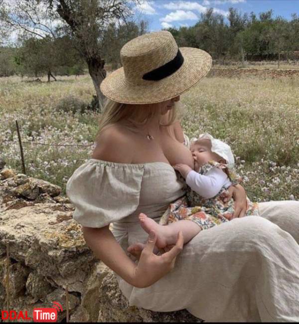 아기에게 모유를 주는 엄마 이미지 #1