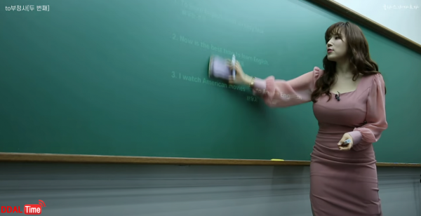 몸매 때문에 남학생들 집중 못하게 만드는 영어 강사 이미지 #6